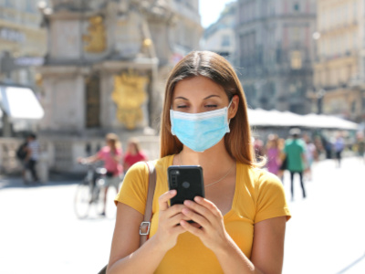 Patientin sucht medizinische Informationen im Internet Patientin sucht medizinische Informationen im Internet