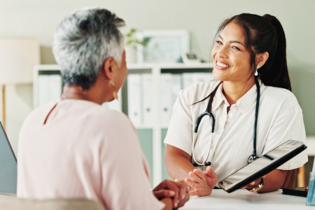 Porträt einer älteren Dame, die in einer Arztpraxis der Ärztin zuhört. Porträt einer älteren Dame, die in einer Arztpraxis der Ärztin zuhört.